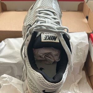 Nike Men's Light Gray Sneakers